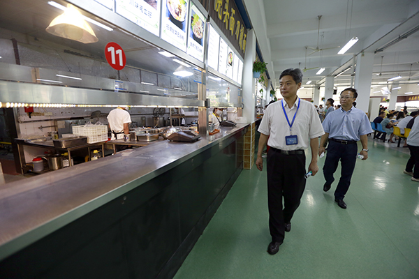 校领导来到食堂检查开学准备工作 校领导来到食堂检查开学准备工作