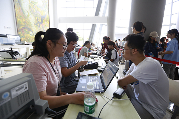 报到注册现场.jpg 报到注册现场.jpg