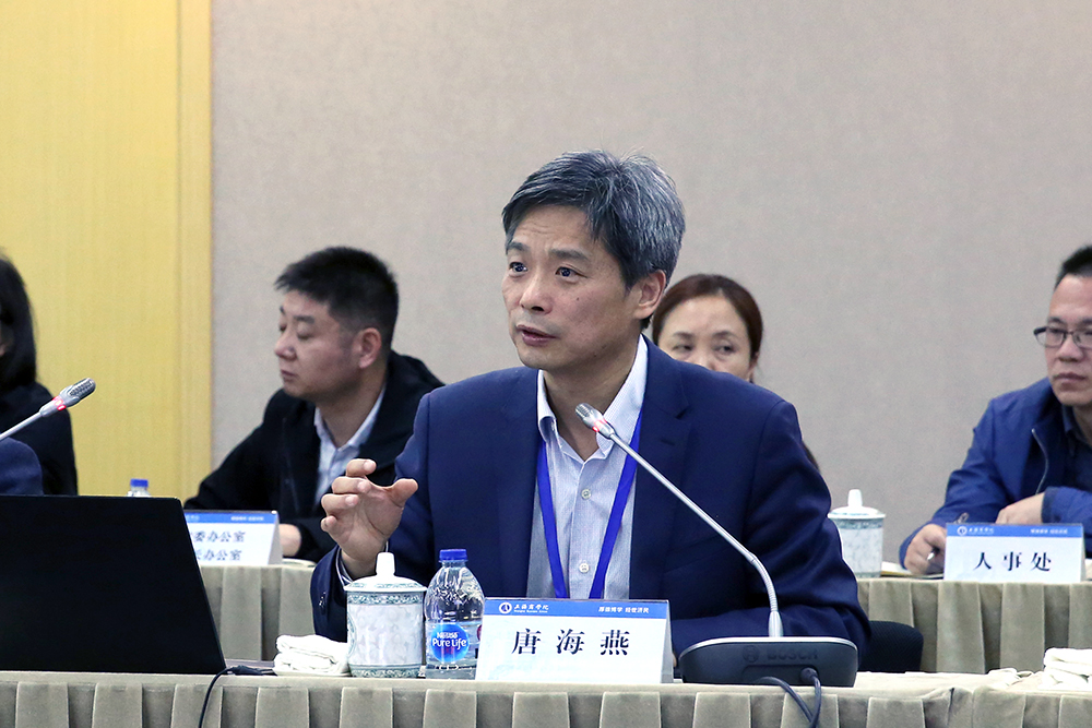 唐海燕对学校校区资源规划情况进行汇报 唐海燕对学校校区资源规划情况进行汇报