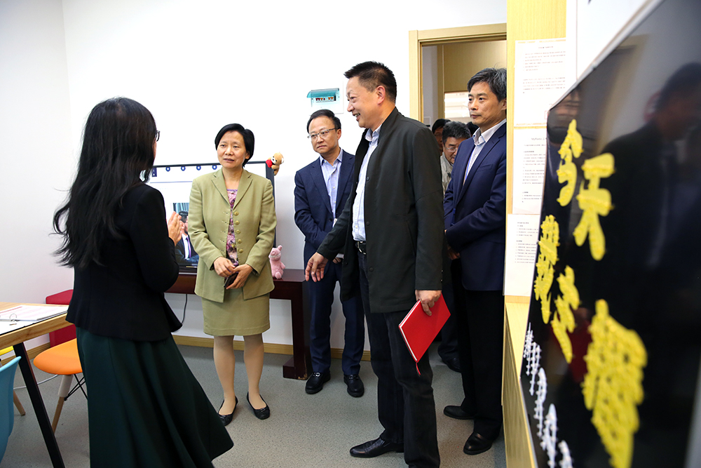 虞丽娟参观“今日我主播”外语训练营 虞丽娟参观“今日我主播”外语训练营