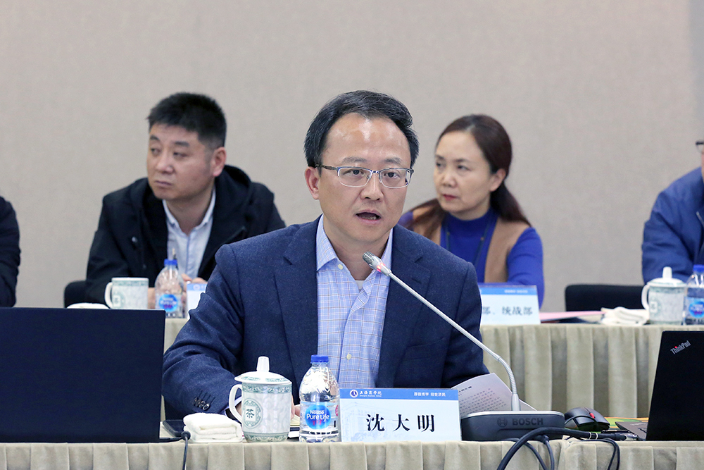 沈大明代表学校介绍学校总体办学情况 沈大明代表学校介绍学校总体办学情况