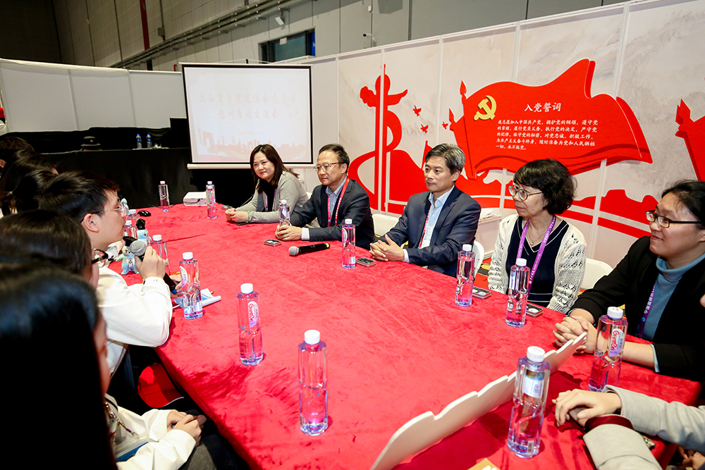 校领导在“志愿者之家”与志愿者亲切座谈 校领导在“志愿者之家”与志愿者亲切座谈