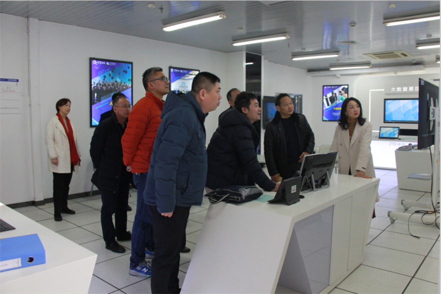 专家组实地考察我校电子商务专业的中兴校企合作展厅 专家组实地考察我校电子商务专业的中兴校企合作展厅