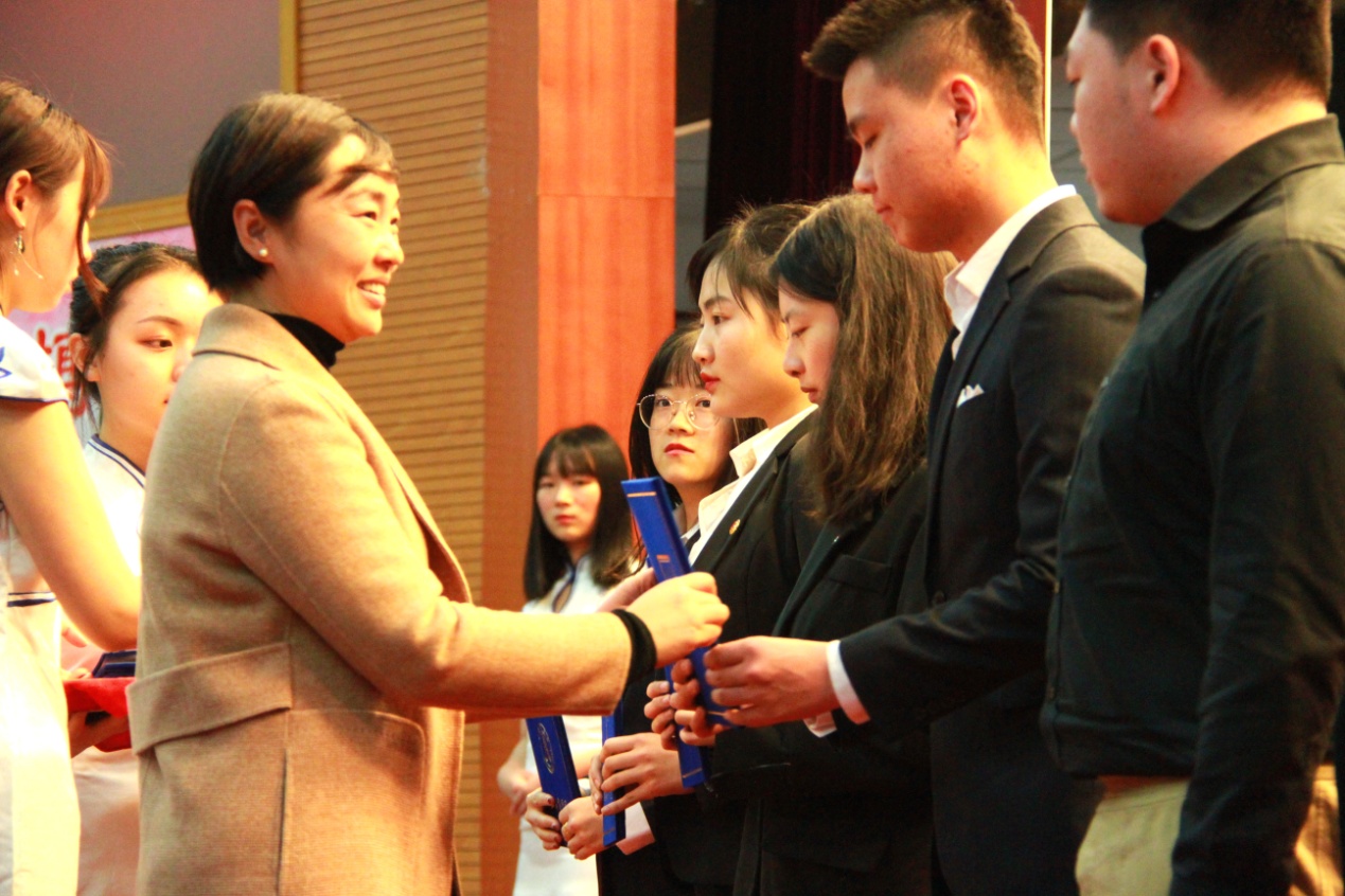 领导嘉宾为获奖学生颁奖 领导嘉宾为获奖学生颁奖