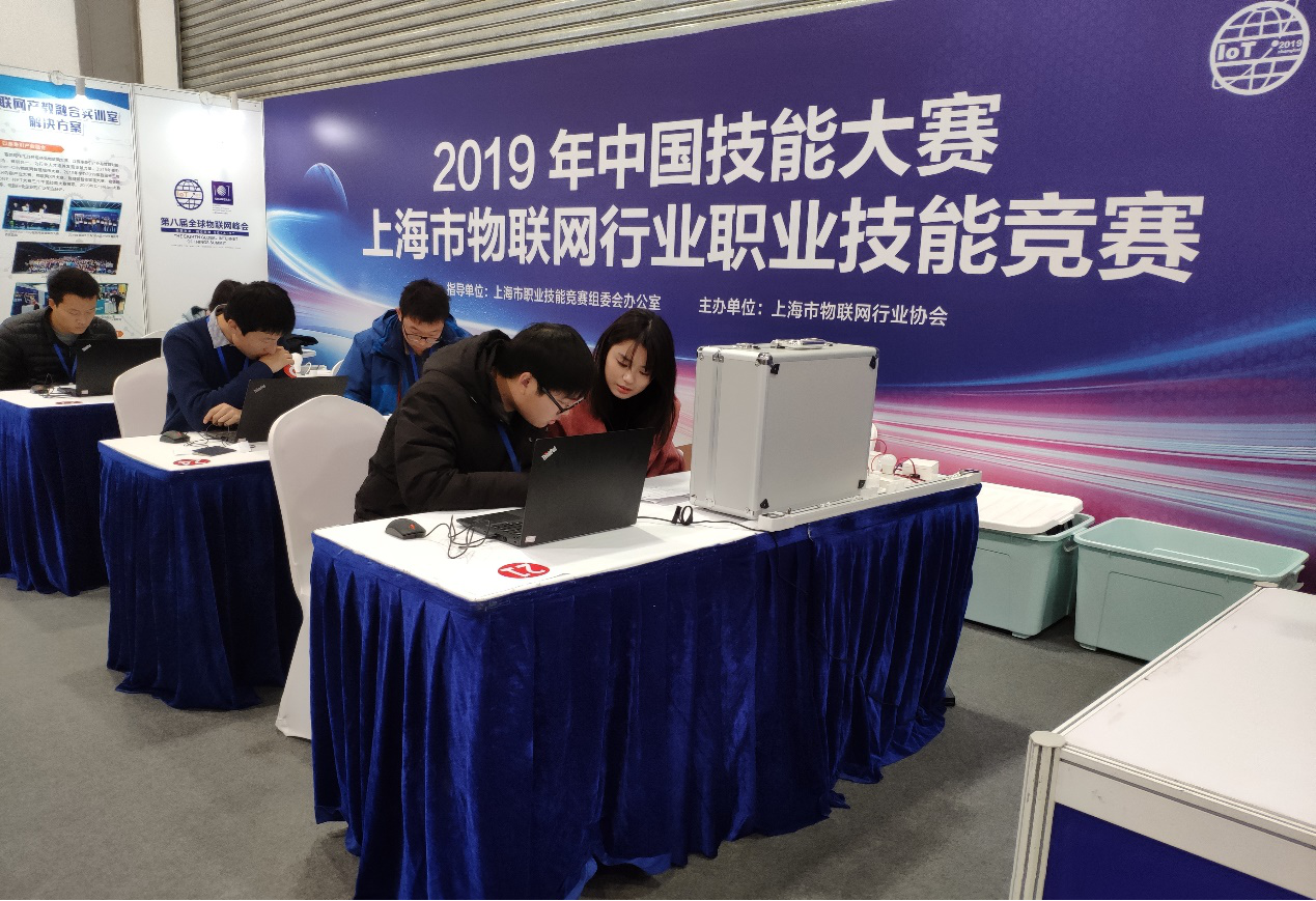 学生参加竞赛现场 学生参加竞赛现场