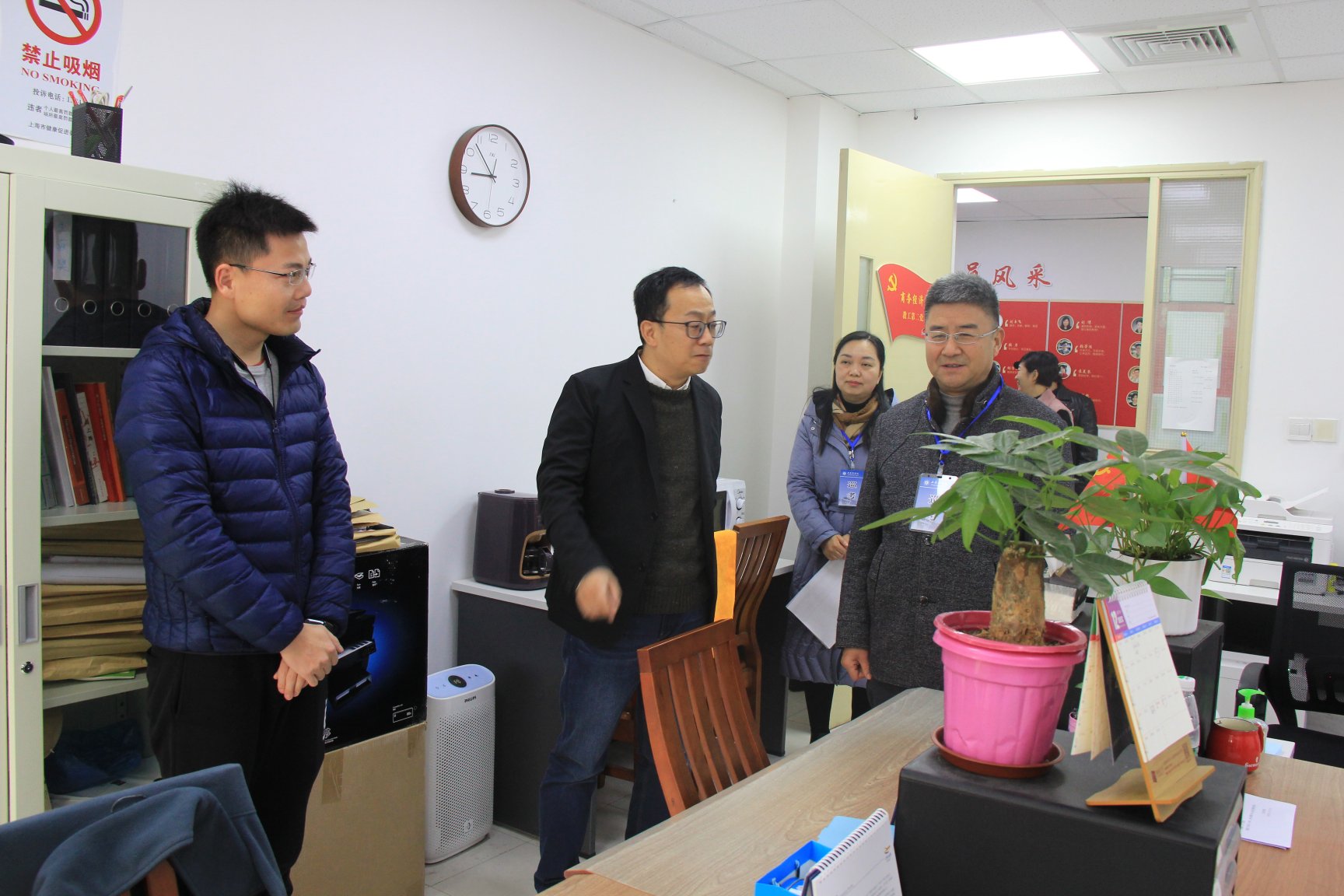 陈剑峰到行政楼慰问在岗工作人员 陈剑峰到行政楼慰问在岗工作人员