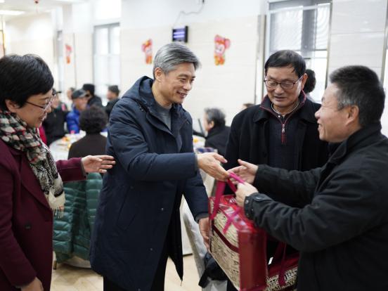 唐海燕向离退休教职工代表发放慰问品 唐海燕向离退休教职工代表发放慰问品
