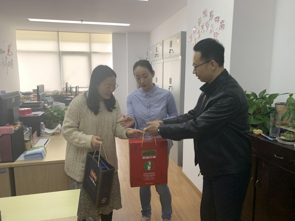 财务金融学院二级工会慰问教职工 财务金融学院二级工会慰问教职工