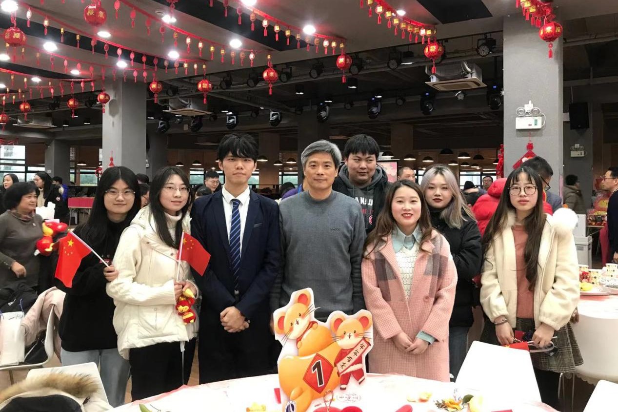 唐海燕与团拜会学生合影 唐海燕与团拜会学生合影