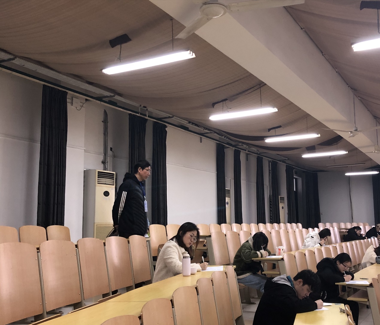 楼文高查看考场秩序 楼文高查看考场秩序