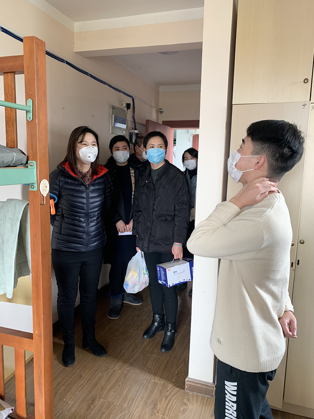 校党委副书记、副校长翁德玮慰问在校学生 校党委副书记、副校长翁德玮慰问在校学生