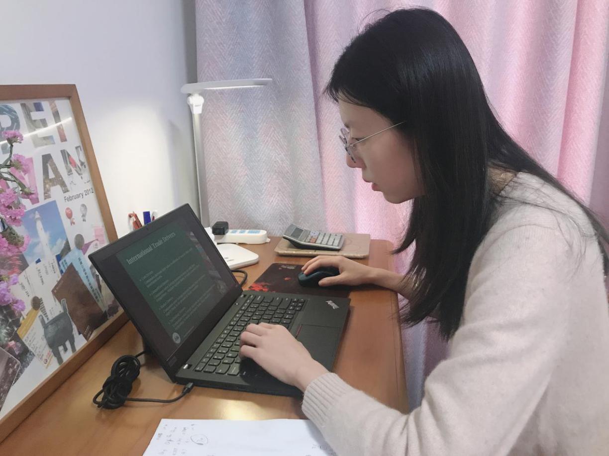狄蓉老师进行线上教学 狄蓉老师进行线上教学