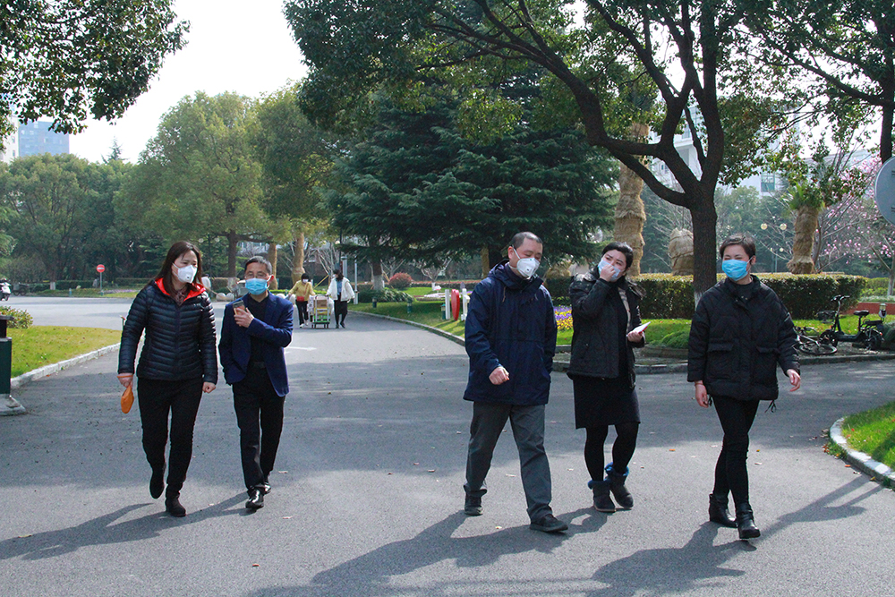 党委副书记翁德玮一行在校园进行检查 党委副书记翁德玮一行在校园进行检查