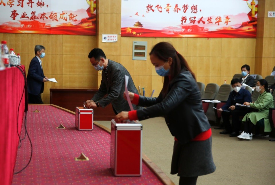 与会人员将评议表投入票箱 与会人员将评议表投入票箱