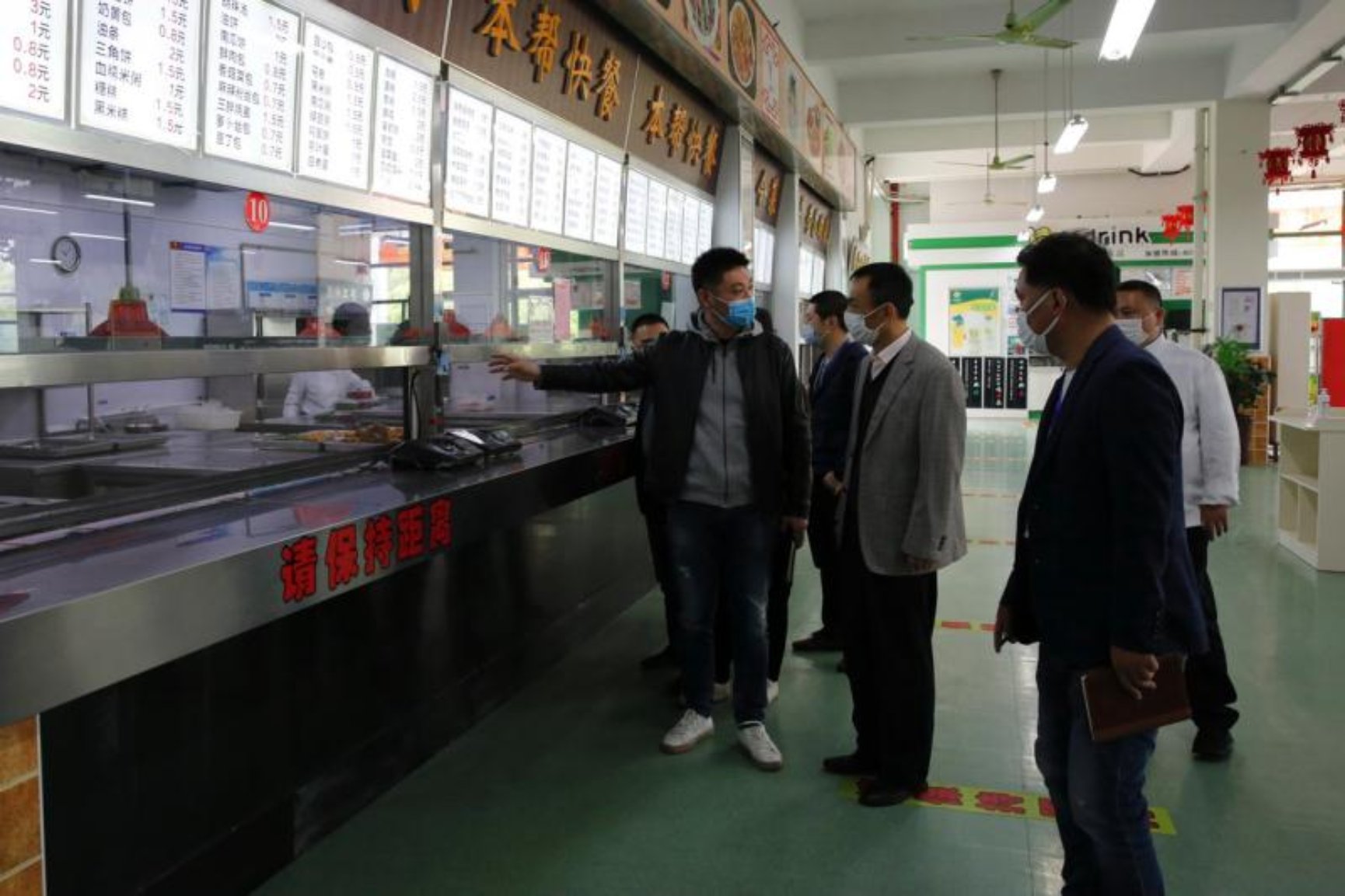 检查组实地走访食堂 检查组实地走访食堂