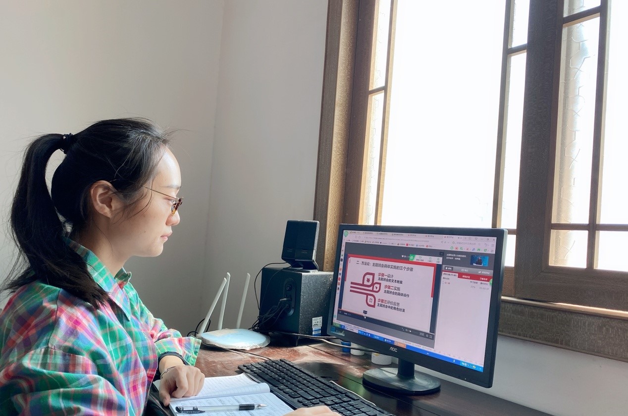 商务经济学院班主任周雪琪进行网络培训学习 商务经济学院班主任周雪琪进行网络培训学习