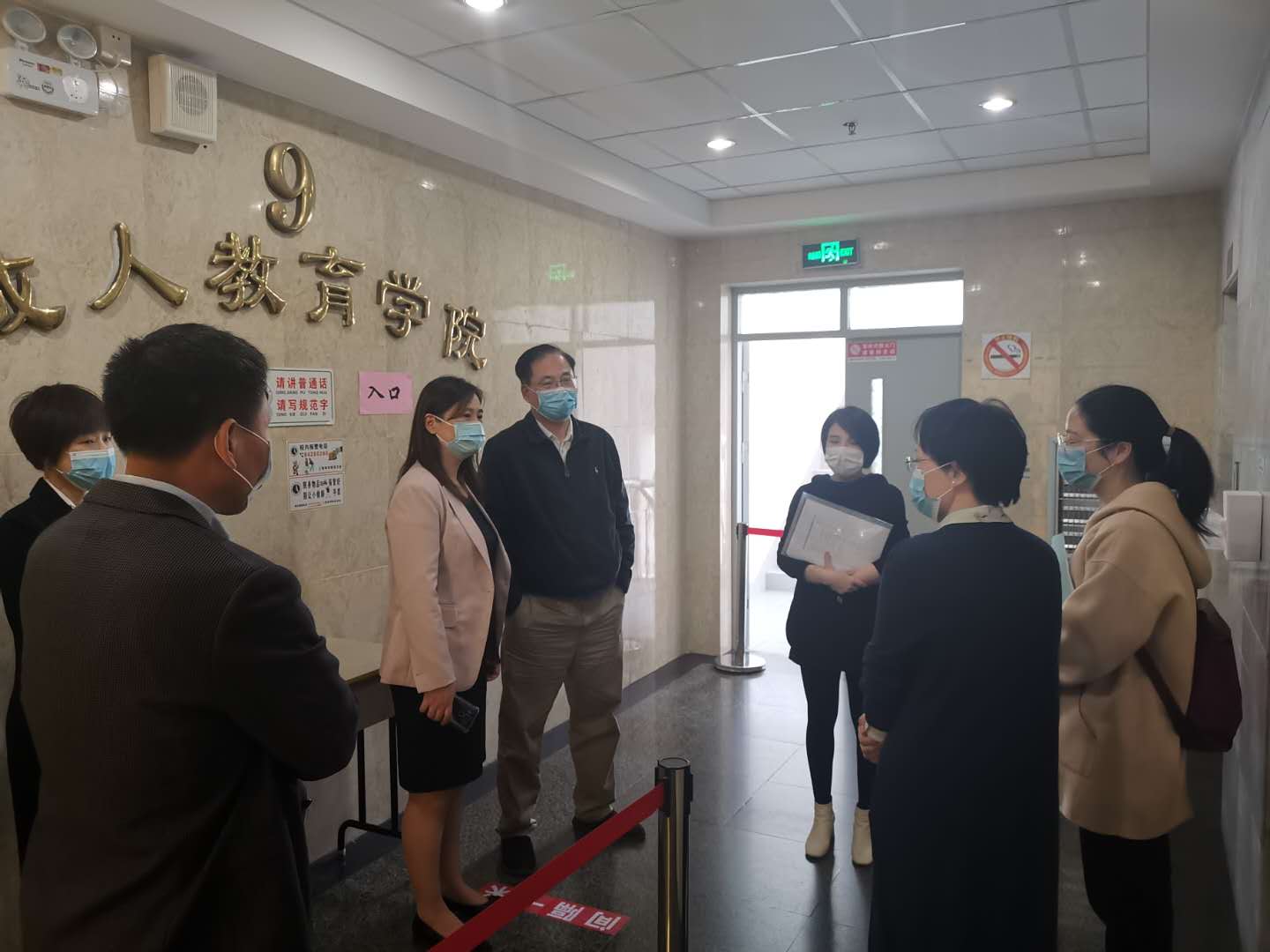 丁良一行检查电梯通道布置情况 丁良一行检查电梯通道布置情况