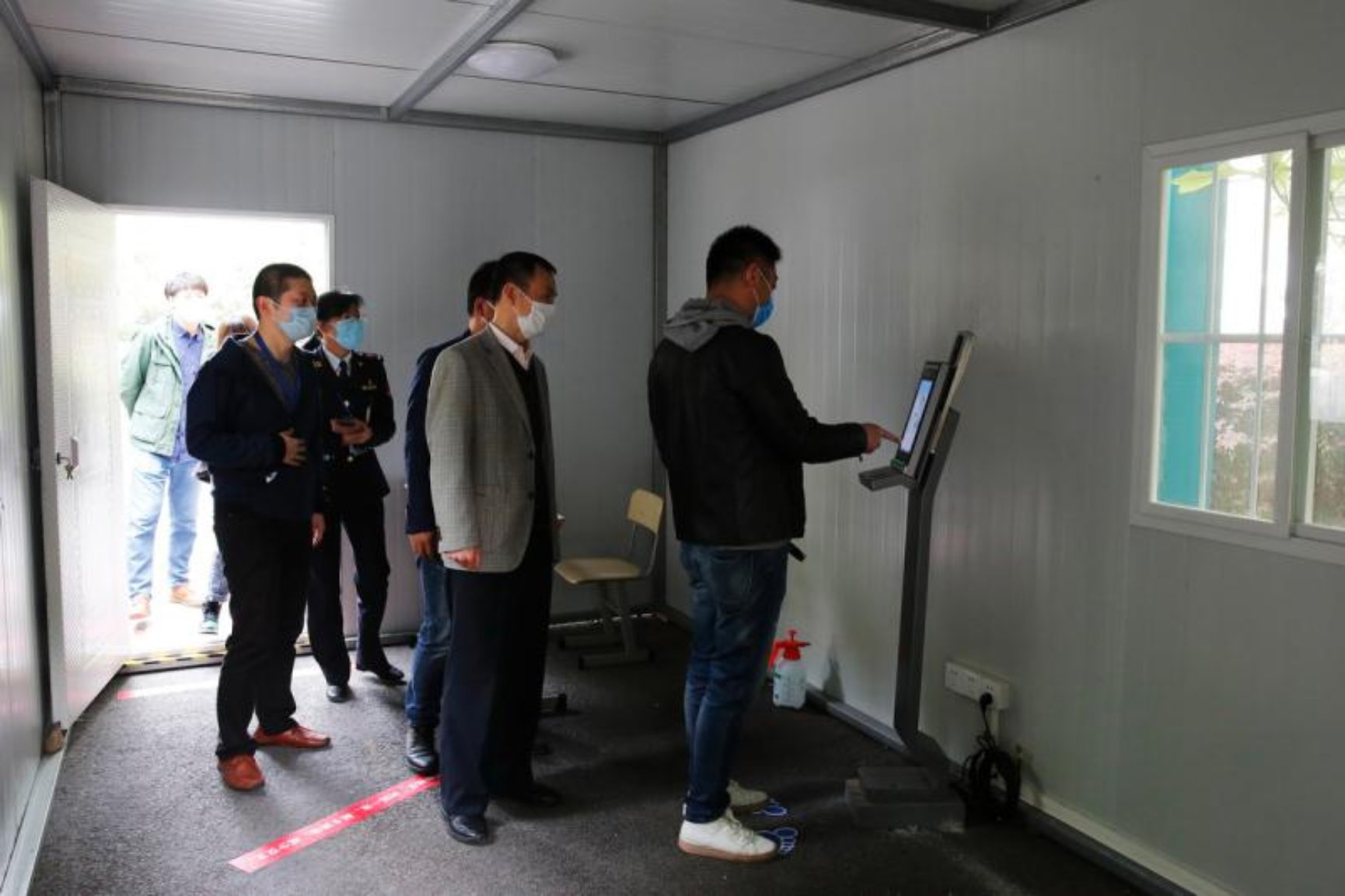 检查组实地走访隔离室 检查组实地走访隔离室