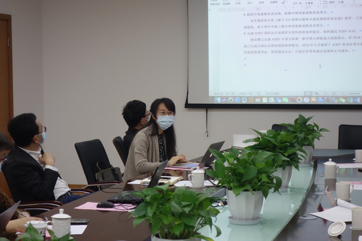 专业负责人进行汇报 专业负责人进行汇报