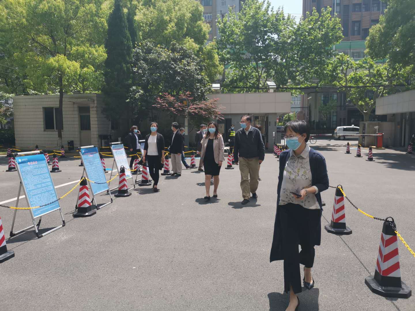 丁良一行检查考生通道布置情况 丁良一行检查考生通道布置情况