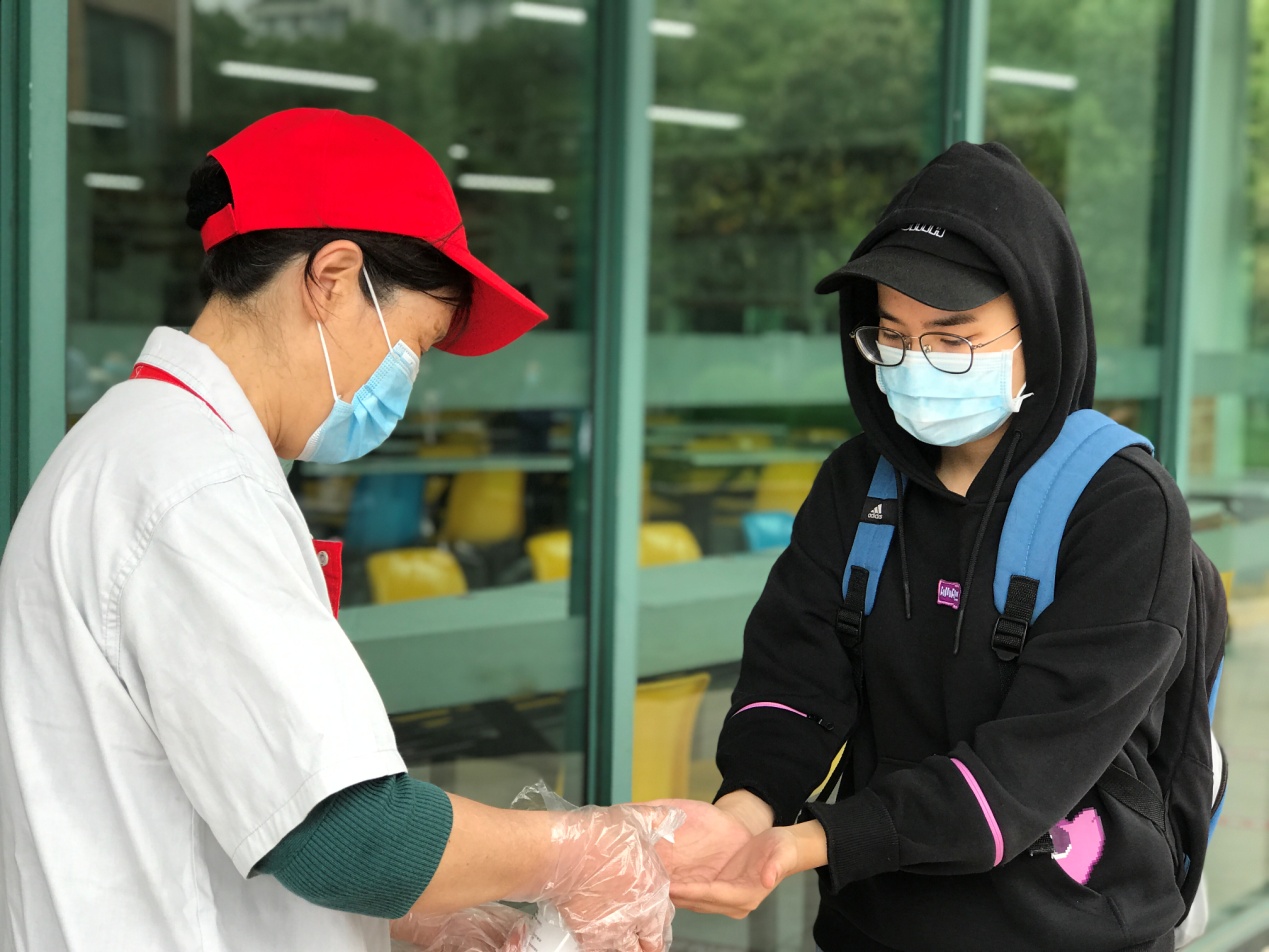 使用免洗洗手液洗手 使用免洗洗手液洗手
