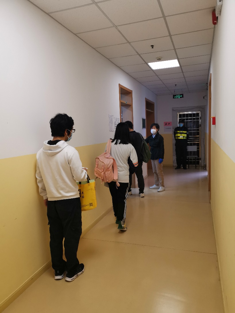 考生进考场情况 考生进考场情况