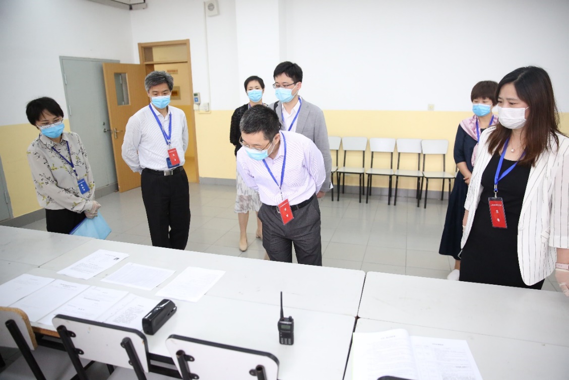 陆靖一行查看考务室 陆靖一行查看考务室