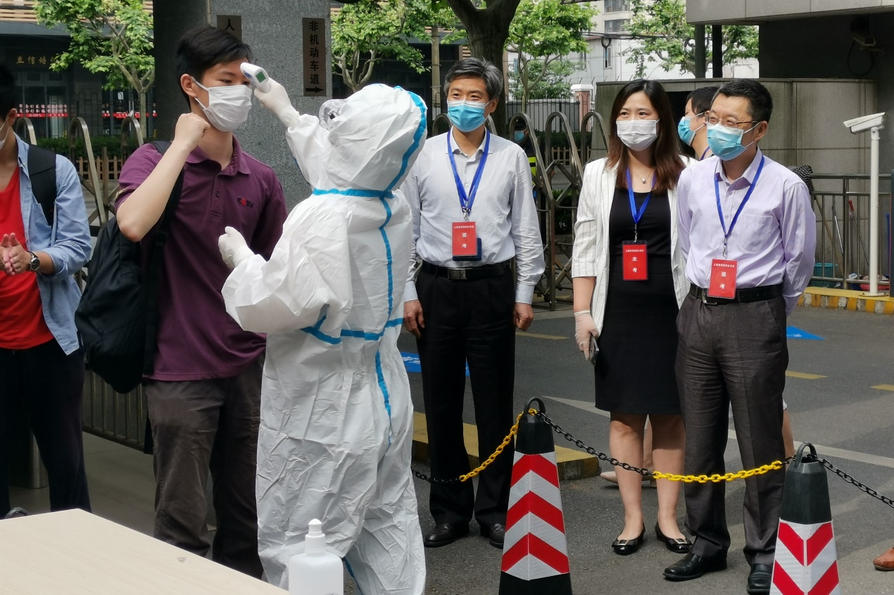 陆靖一行查看考生入检区域 陆靖一行查看考生入检区域