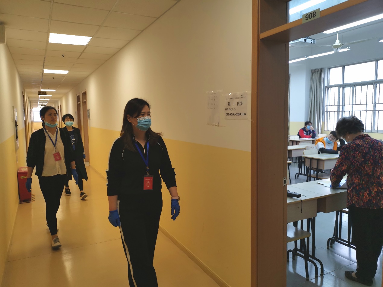 副书记翁德玮巡视考场并检查各环节防疫工作到位情况 副书记翁德玮巡视考场并检查各环节防疫工作到位情况