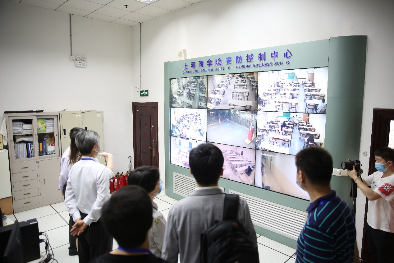 陆靖一行查看考场监控 陆靖一行查看考场监控