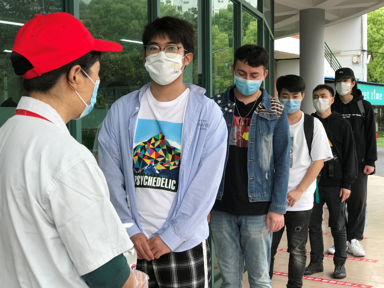 学生食堂设置一米线排队等候 学生食堂设置一米线排队等候