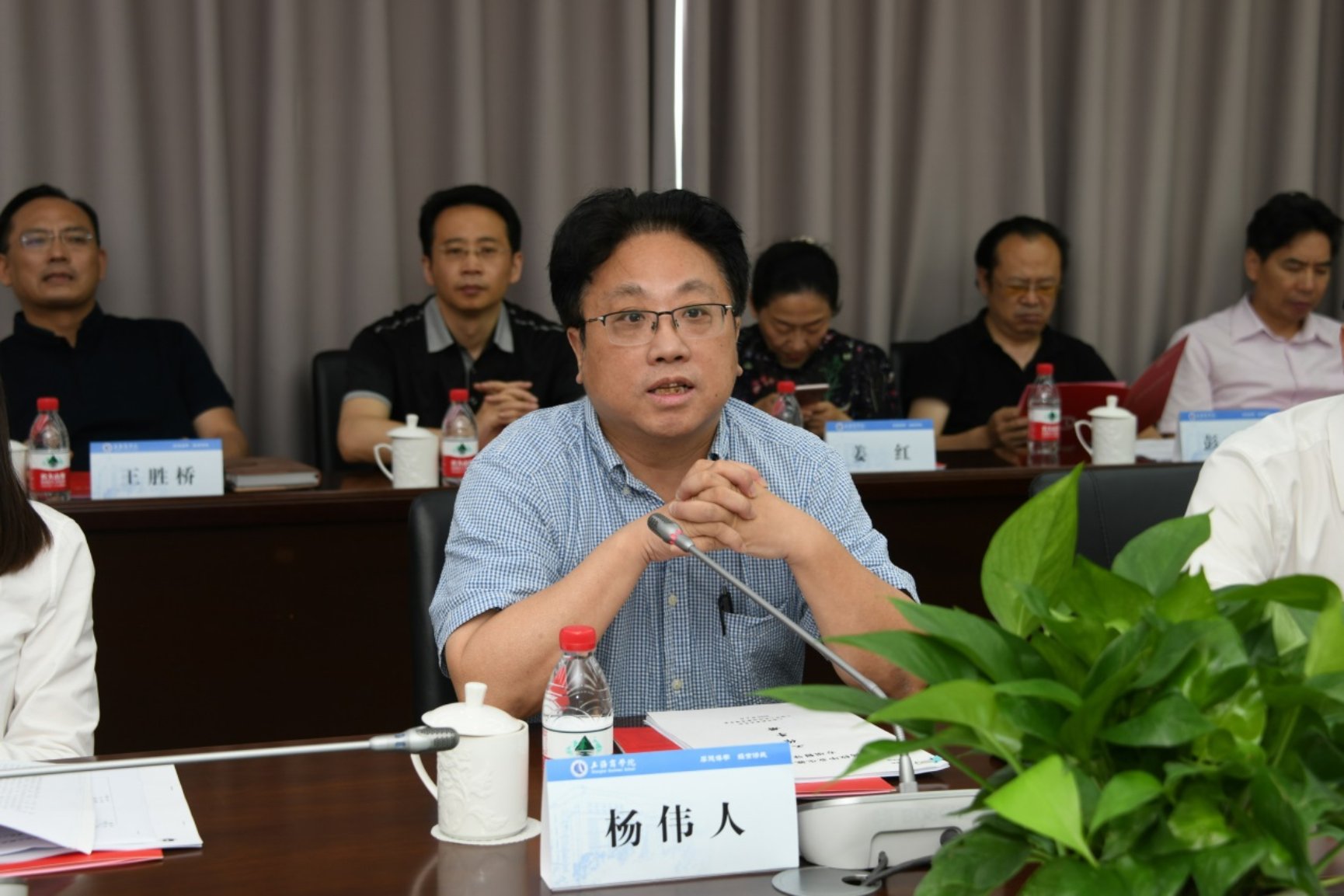 图为杨伟人组长反馈督导意见 图为杨伟人组长反馈督导意见