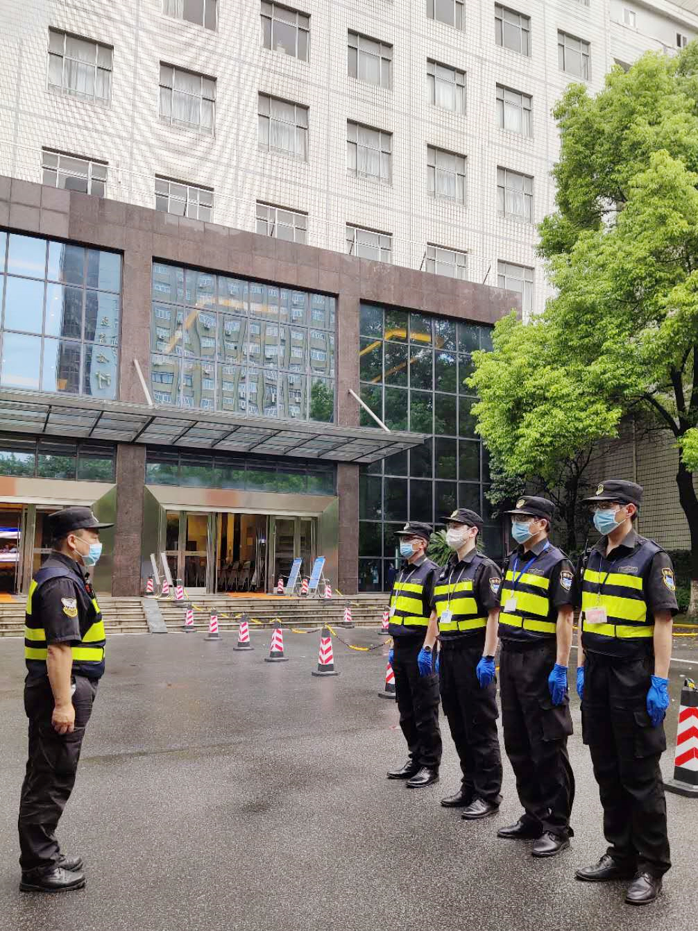 为确保考试安全,保安人员进行培训 为确保考试安全,保安人员进行培训
