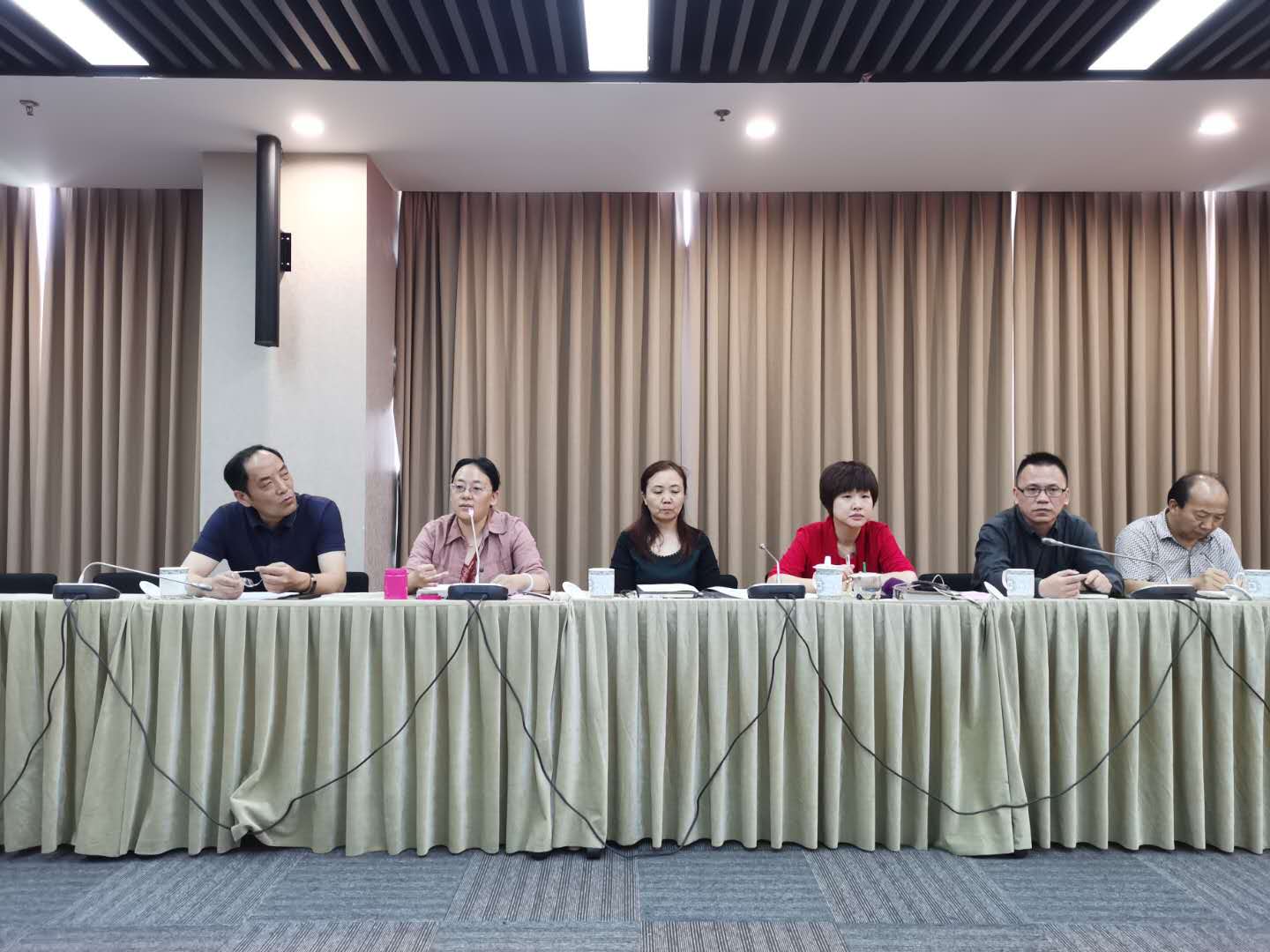 党委副书记、工会主席劳晓芸主持会议并讲话 党委副书记、工会主席劳晓芸主持会议并讲话