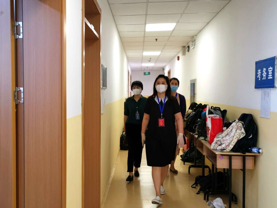 学校党委副书记、副校长翁德玮巡视考场并检查各环节防疫工作到位情况。 学校党委副书记、副校长翁德玮巡视考场并检查各环节防疫工作到位情况。