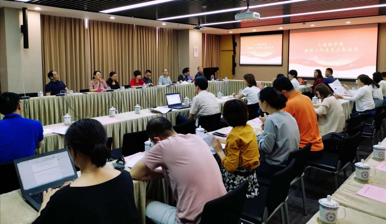 各职能部门和代表们进行深入沟通交流 各职能部门和代表们进行深入沟通交流
