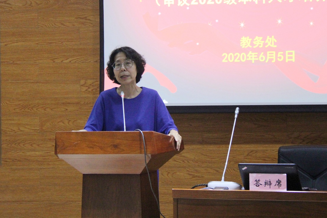 图为贺瑛讲话 图为贺瑛讲话