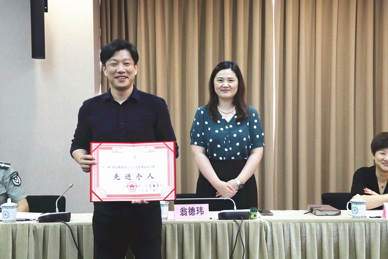 图为翁德玮为先进个人颁发证书 图为翁德玮为先进个人颁发证书