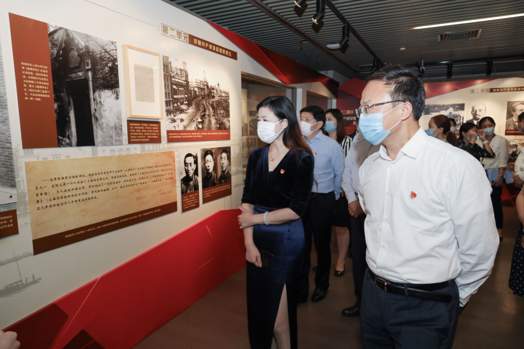 中国银行上海市分行与我校党委中心组成员参观展览 中国银行上海市分行与我校党委中心组成员参观展览