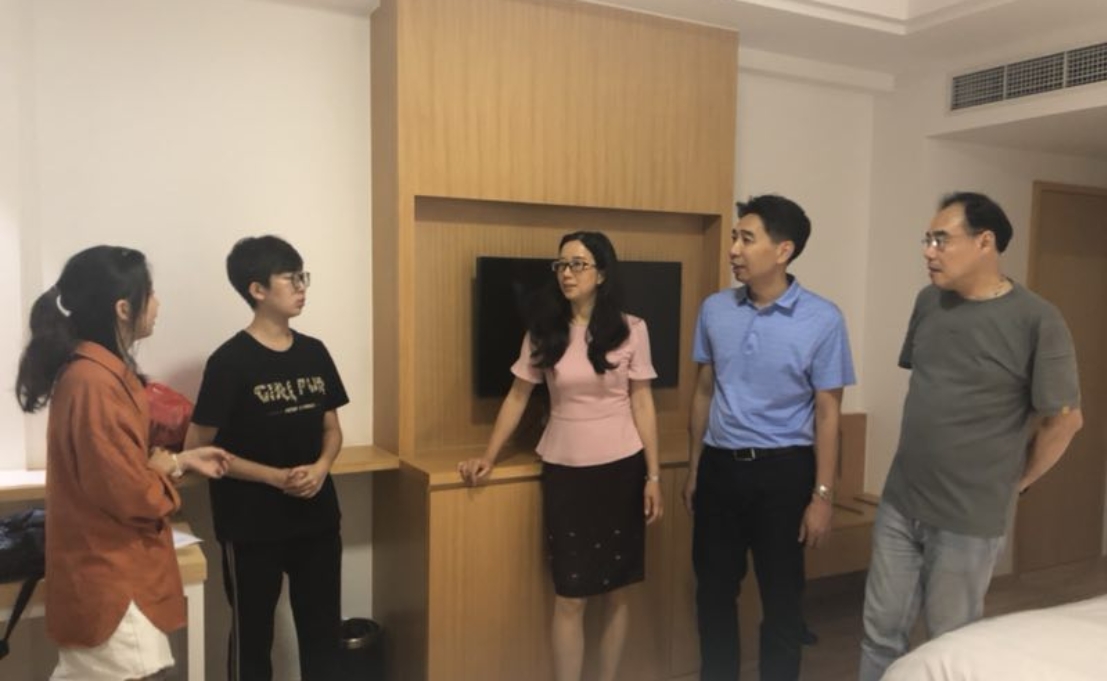 刘雨琪、周欣怡、任宇捷团队近年连续参加“数模国赛”,图为参赛期间的慰问现场 刘雨琪、周欣怡、任宇捷团队近年连续参加“数模国赛”,图为参赛期间的慰问现场