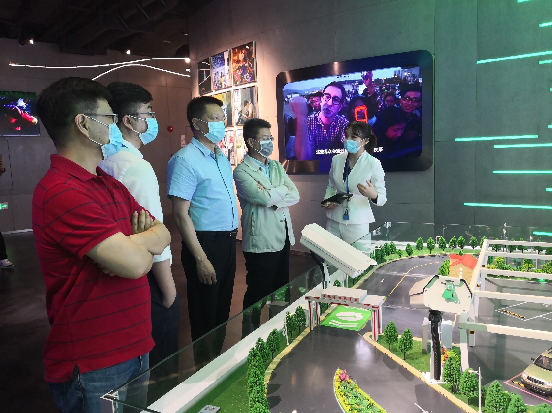 校领导一行参观腾讯公司总部大厦以及智能综合展厅 校领导一行参观腾讯公司总部大厦以及智能综合展厅