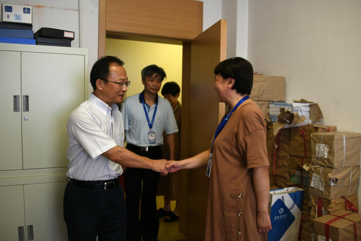 党委书记沈大明慰问暑期加班的教职工 党委书记沈大明慰问暑期加班的教职工