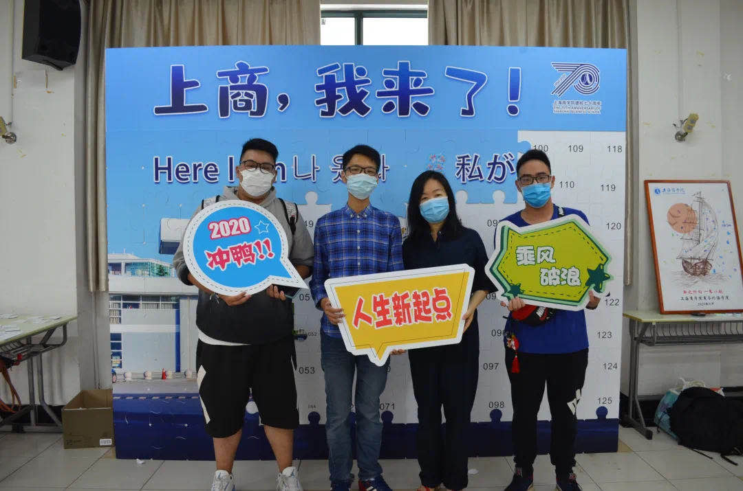 图为商务外语学院迎新现场 图为商务外语学院迎新现场