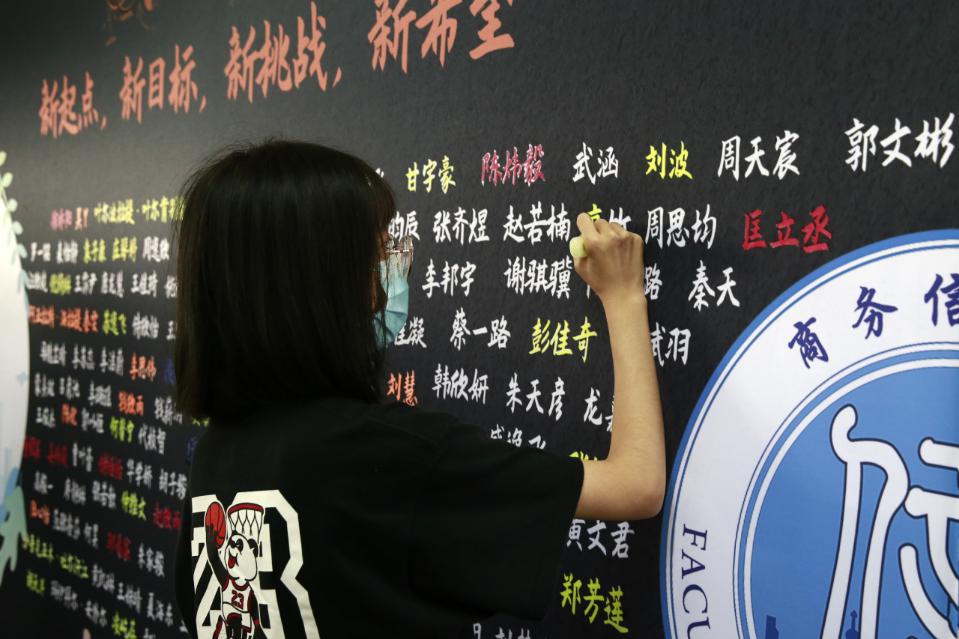 图为商务信息学院迎新现场 图为商务信息学院迎新现场