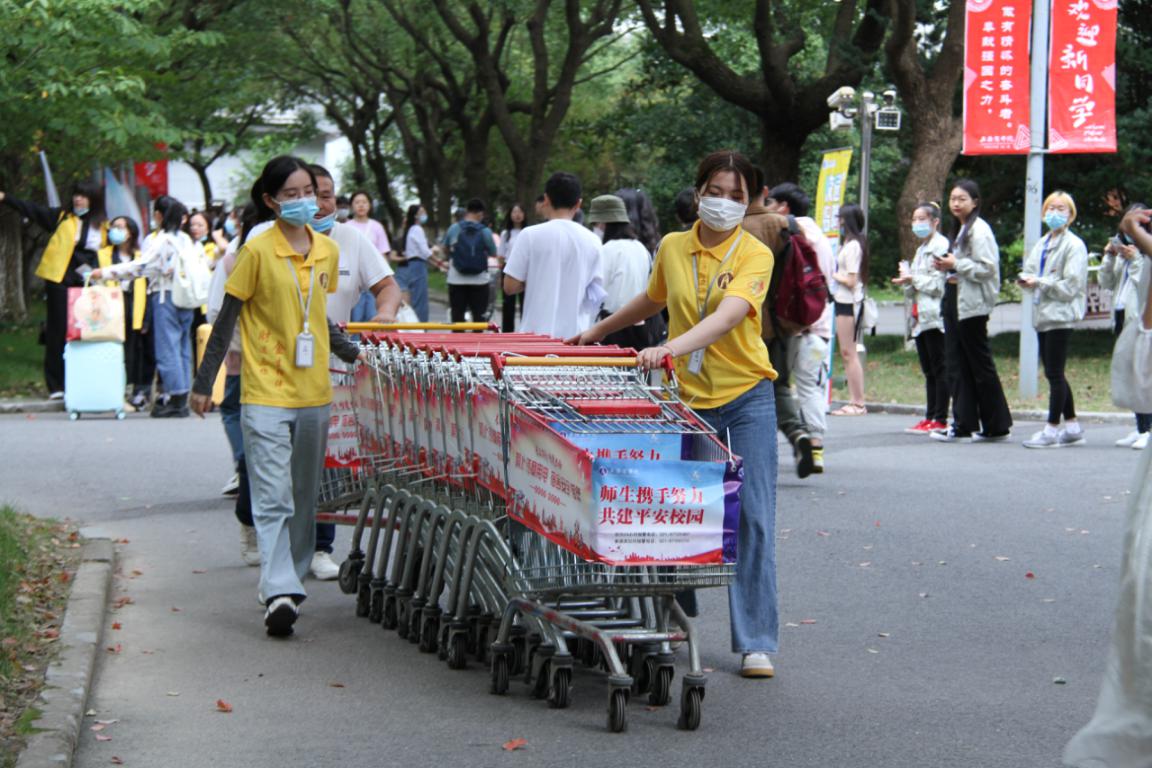 图为志愿者为新生提供服务 图为志愿者为新生提供服务