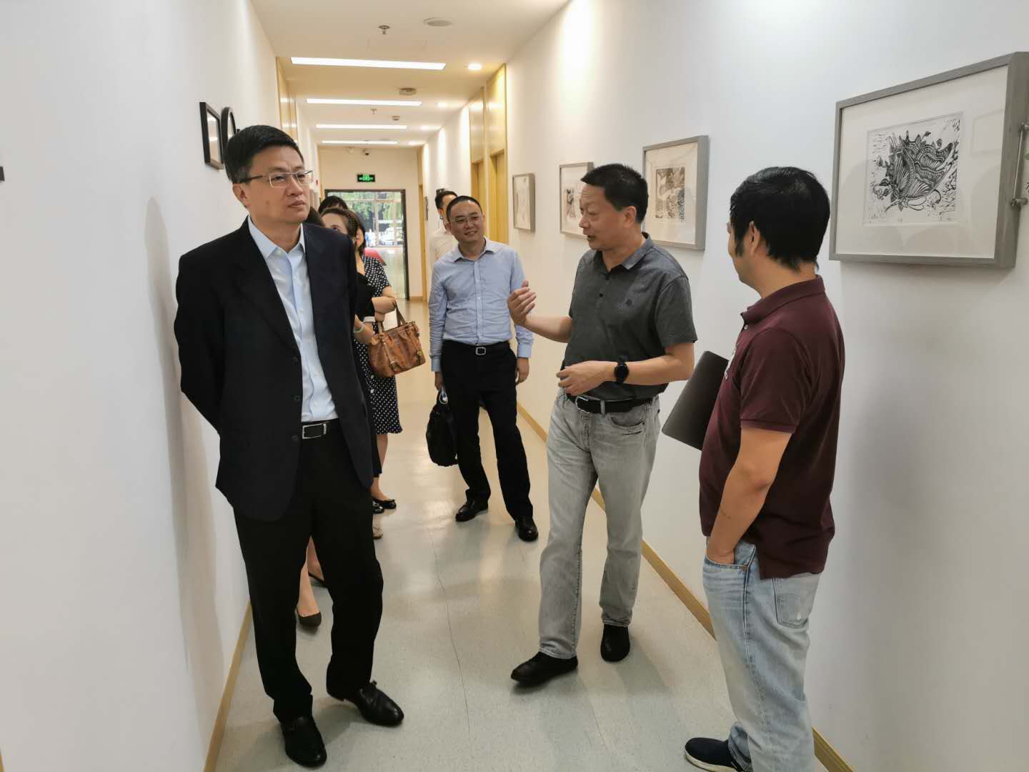 图为参观奉浦校区一楼的实训教室 图为参观奉浦校区一楼的实训教室