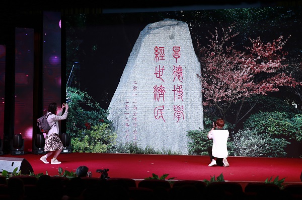 图为王进庄副教授与同学一起深情回忆学校的校训 图为王进庄副教授与同学一起深情回忆学校的校训