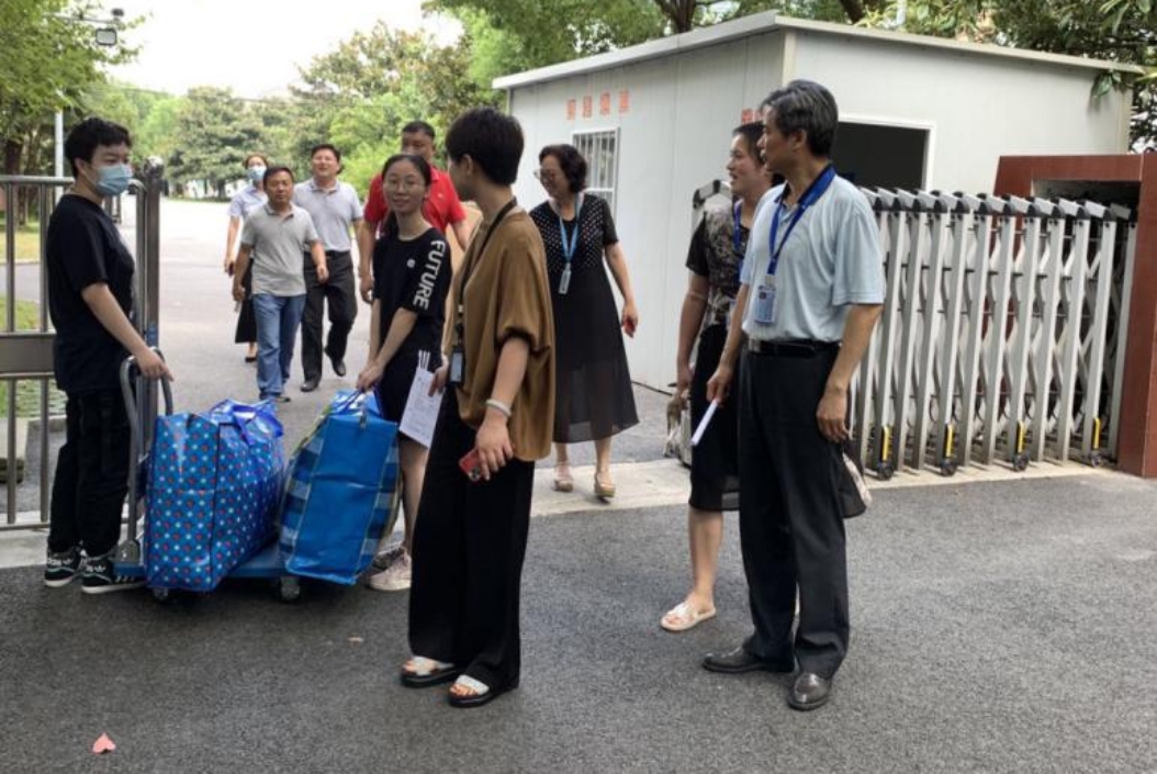 (图为唐校长走访学生公寓区) (图为唐校长走访学生公寓区)