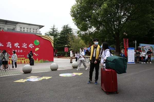 图为志愿者为新生提供服务 图为志愿者为新生提供服务