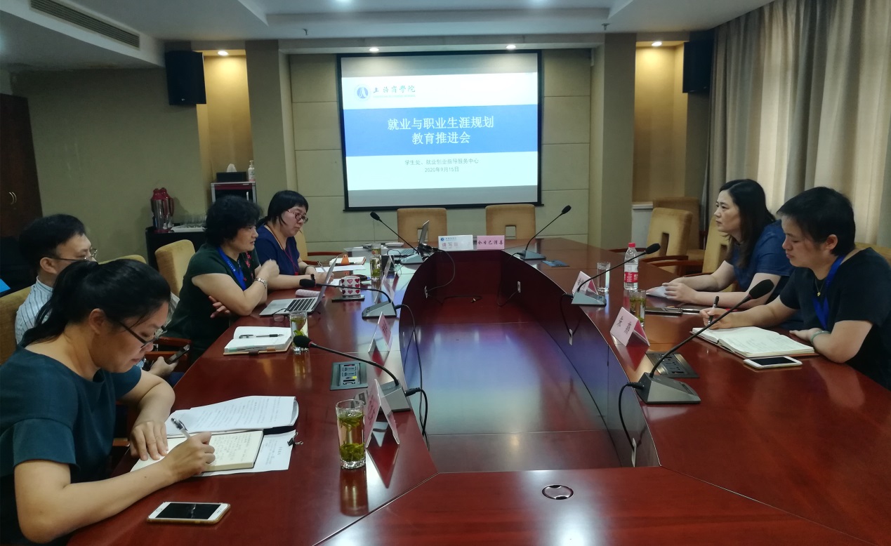 图为会议现场 图为会议现场